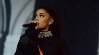 “Terluka. Dari lubuk hati terdalam, aku sungguh meminta maaf. Aku tifak bisa berkata-kata apapun,” tulis Ariana Grande pasca ledakan bom itu terjadi saat penampilan terakhirnya di konser. (Instagram/arianagrande)