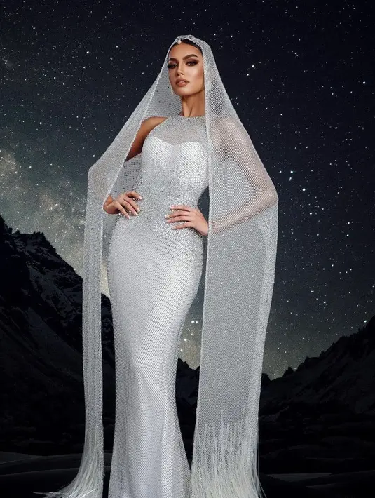 Gaun panjang bodycon halter neck tersebut dibuat oleh Furne One Amato lewat brandnya Amato Couture memiliki aksen payetan yang memberikan kesan shining pada gaun tersebut.
 [@ericarobin_official]