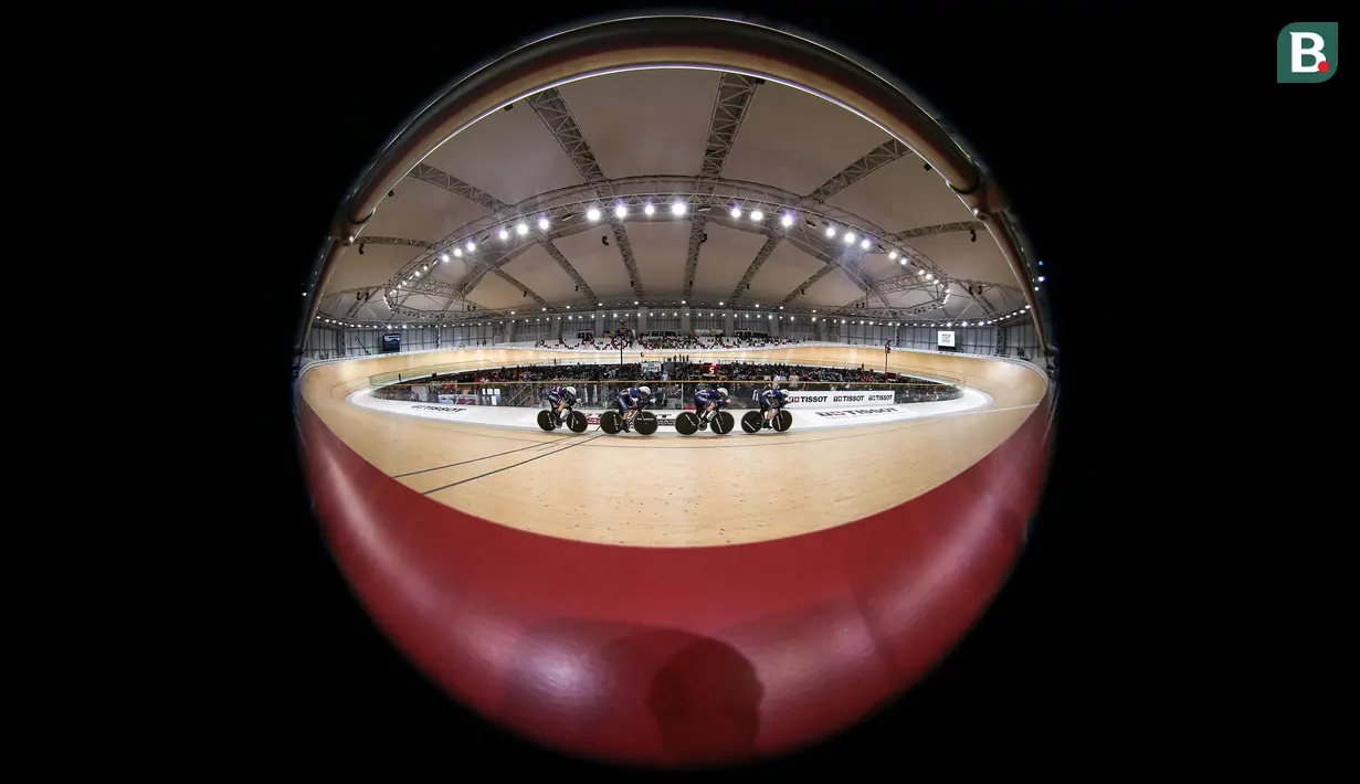 Tim balap sepeda Prancis berkompetisi pada babak kualifikasi nomor team pursuit putra UCI Track Nation Cup 2023 yang berlangsung di Jakarta International Velodrome, Rawamangun, Jakarta, Kamis (23/2/2023). (Bola.com/Bagaskara Lazuardi)