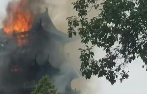 Gedung Suci Paviliun Wenchang terbakar pada 12 November 2025 (dok. Tangkapan layar X/https://x.com/Diario_D21/status/1989369263539544317?t=oQxULZ6RG2otS7VsAY4WYg&s=19/faqihnuriman)