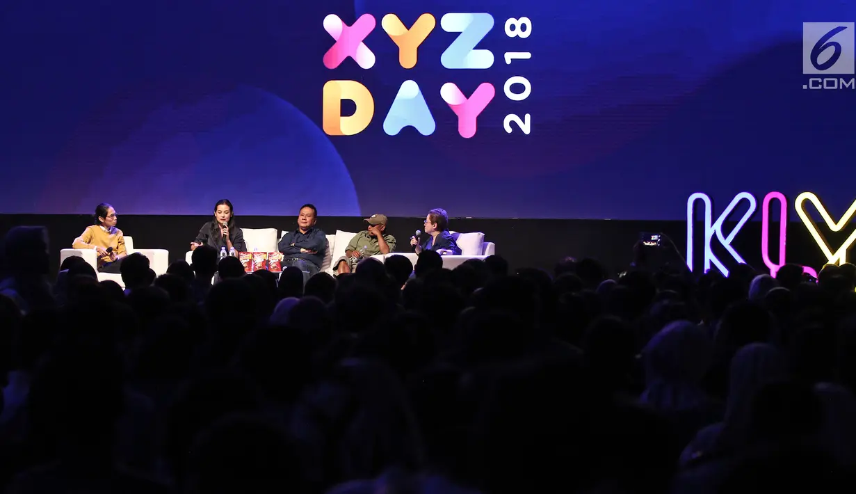 Suasana diskusi panel dalam acara XYZ Day 2018 di The Hall, Senayan City, Jakarta, Rabu (25/4). Diskusi panel ini membahas topik Unboxing The Box Office. (Liputan6.com/Herman Zakharia)