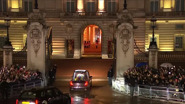 Peti mati Ratu Elizabeth II tiba di Istana Buckingham, Selasa malam (13/9/2022).