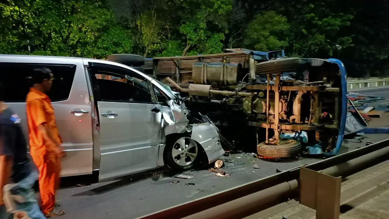 Petugas mengevakuasi kendaraan yang terlibat kecelakaan beruntun di Km 51 Tol Lingkar Luar Jakarta