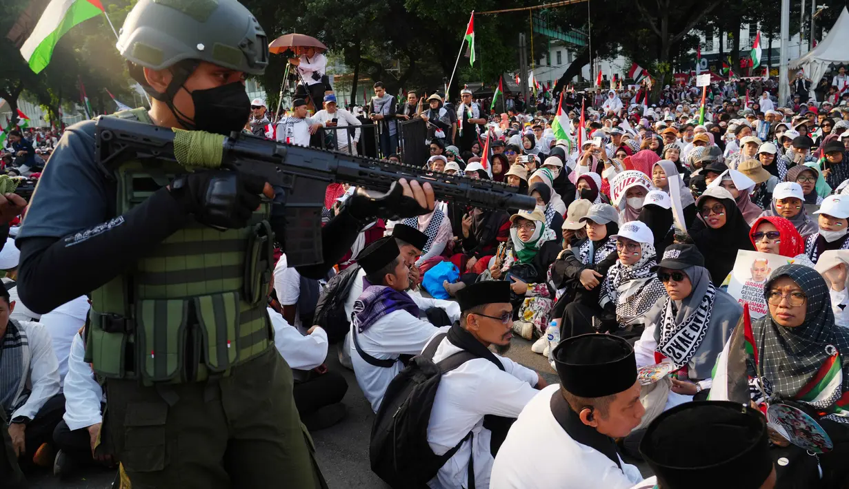 Mereka berkumpul untuk mengikuti Aksi Bela Palestina. (AP Photo/Tatan Syuflana)