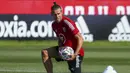 Pemain Timnas Wales, Gareth Bale, memegang bola saat mengikuti latihan jelang laga UEFA Nations League di Hensol, South Wales, Senin (31/8/2020). Wales akan berhadapan dengan Finlandia. (AFP/Geoff Caddick)