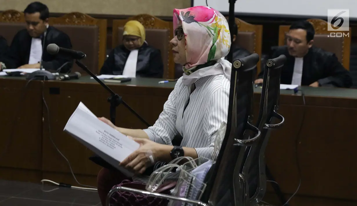 Mantan Dirut PT Pertamina, Karen G Agustiawan saat jeda sidang pembacaan nota pembelaan di Pengadilan Tipikor, Jakarta, Kamis (29/5/2019). Sebelumnya, Karen didakwa pada kasus dugaan korupsi investasi perusahaan di Blok Basker Manta Gummy Australia Tahun 2009  (Liputan6.com/Helmi Fithriansyah)