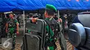 Petugas gabungan TNI-Polri membangun posko di Pelabuhan Tanjung Emas Semarang, Minggu (24/1/2016). Persiapan dilakukan untuk mengamankan kedatangan Anggota Gafatar. (Foto:Gholib)