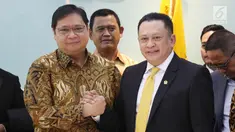 Ketum Partai Golkar Airlangga Hartarto bersalaman dengan Bambang Soesatyo usai memberikan keterangan perihal ketua DPR RI, Jakarta, Senin (15/1). Airlangga resmi mengumumkan Bambang Soesatyo sebagai Ketua DPR. (Liputan6.com/Angga Yuniar)