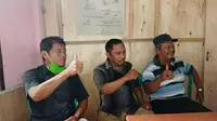 Tiga kepala lingkungan di Mamuju yang dicopot setelah membagikan sembaki ke masyarakat (Liputan6.com/Abdul Rajab Umar)