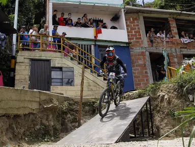 Pebalap sepeda Kolombia, Juan Nuñez memacu sepedanya pada ajang MTB Red Bull Medellín Cerro Abajo Urban Downhill, di perkampungan padat penduduk "La comuna 13", Medellin, Kolombia, pada 4 Maret 2023. (AFP/Freddy Builes)