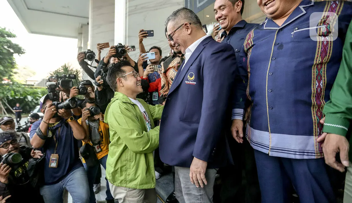 Muhaimin Iskandar (kiri) berjabat tangan dengan Wakil Ketua Umum NasDem Ahmad Ali (kanan) saat tiba di Gedung DPP Partai NasDem, Jakarta, Rabu (6/9/2023). (Liputan6.com/Faizal Fanani)