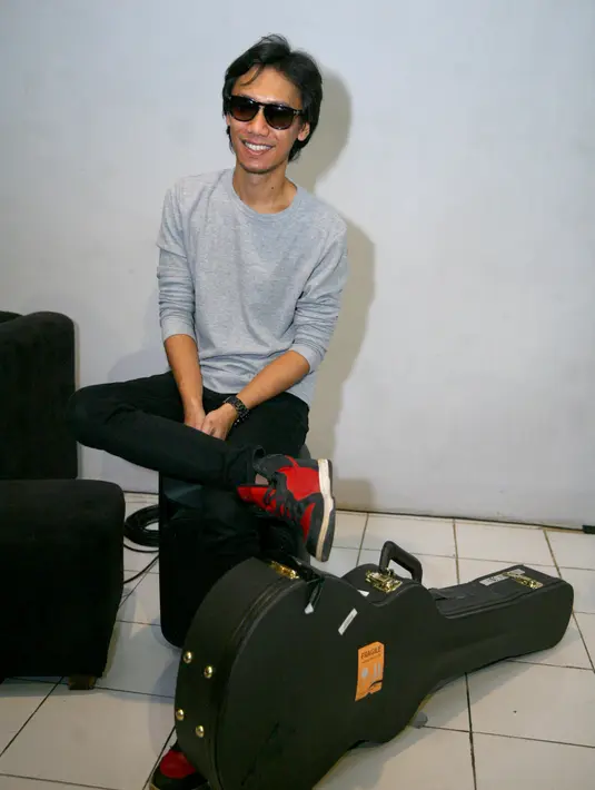 "Pernah dibawakan di panggung. Juli 2017 kita pernah bawain. Ternyata yang biki cover version banyak," tukas Erros. (Nurwahyunan/Bintang.com)