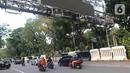 Sejumlah kendaraan bermotor melintas di bawah Alat Sistem Jalan Berbayar Elektronik (ERP) di Jalan Medan Merdeka Barat, Jakarta, Senin (9/1/2023). Pemprov DKI Jakarta berencana untuk menerapkan kebijakan jalan berbayar atau 'Electronic Road Pricing' (ERP) di sejumlah ruas jalan Ibu Kota yang bertujuan untuk mengendalikan mobilitas warga DKI Jakarta. (Liputan6.com/Herman Zakharia)