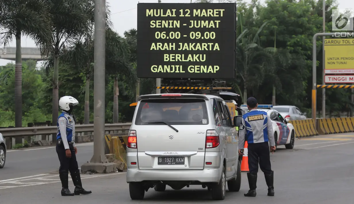 Petugas Dishub memberi informasi kepada pengendara mobil di depan Gerbang Tol Bekasi Barat 1, Bekasi, Jawa Barat, Senin (12/3). Penerapan ganjil-genap hanya berlaku pada dua pintu tol tersebut untuk arah Bekasi ke Jakarta. (Liputan6.com/Arya Manggala)