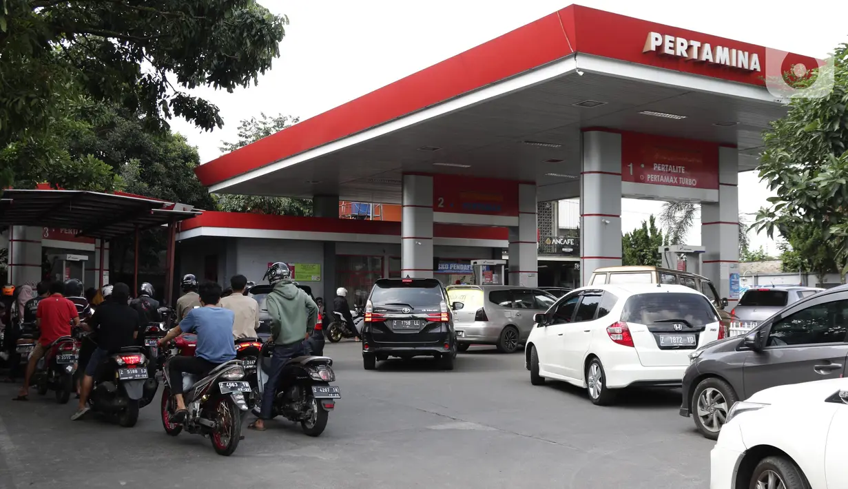 Antrean kendaraan sesaat jelang kenaikan harga Bahan Bakar Minyak (BBM) Bersubsidi di SPBU Kawasan Jalan Siliwangi, Kota Tasikmalaya, Jawa Barat, Sabtu (3/9/2022). Pemerintah resmi menaikkan harga BBM Bersubsidi pada Sabtu (3/9) pukul 14.30 WIB. Harga BBM Subsidi jenis Pertalite naik dari Rp 7650 ke Rp 10.000,- dan Pertamax dari Rp 12.500 ke Rp 14.500,-(Liputan6.com/Helmi Fithriansyah)