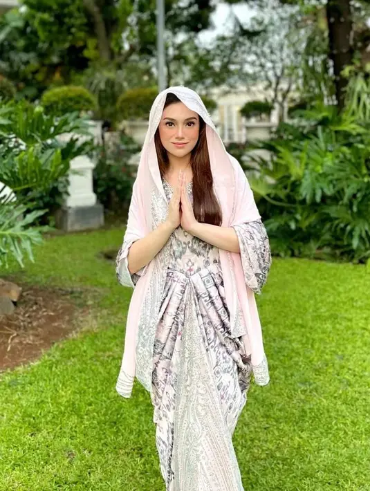 Kaftan dengan detail drappery pada bagian rok dan dipadu kerudung bisa jadi alternatif OOTD bukber lainnya. [Foto/IG/celine_evangelista].