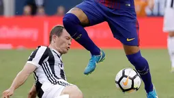 Penyerang Barcelona, Neymar berusaha melewati bek Juventus Stephan Lichtsteiner saat bertanding pada ICC 2017 di Stadion MetLife di East Rutherford, N.J. (22/7). Barcelona menang atas Juventus dengan skor 2-1. (AP Photo / Julio Cortez)