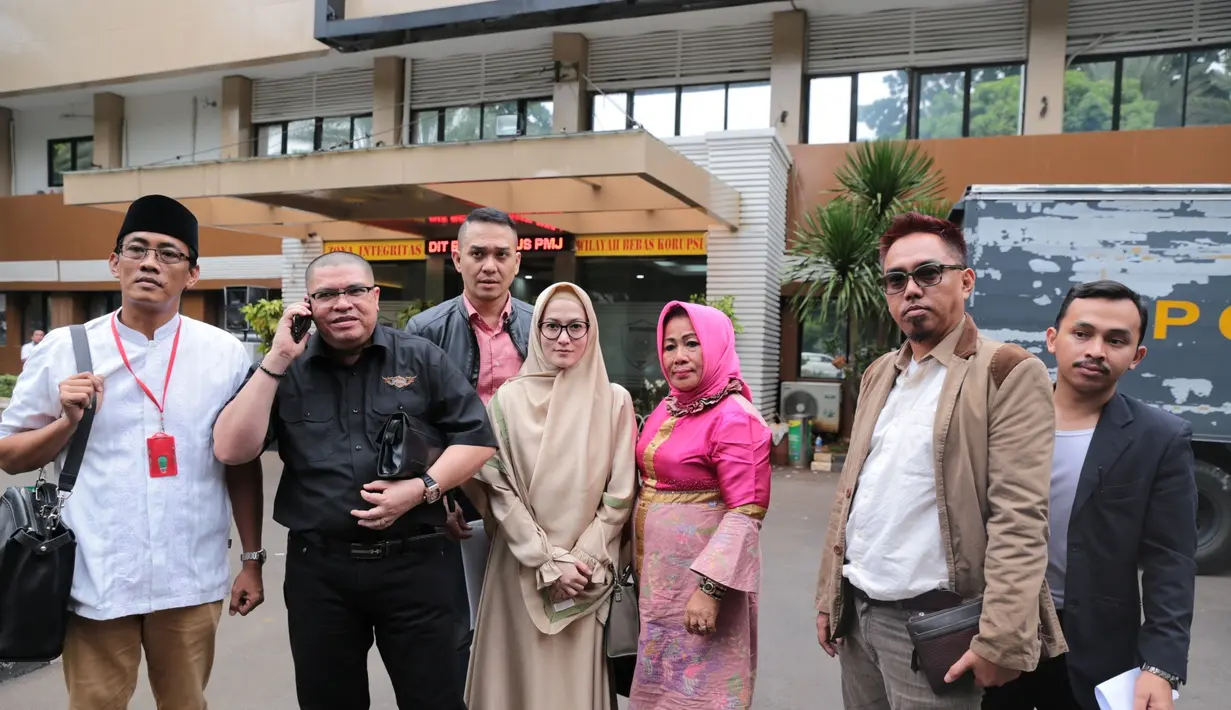 Karena kesulitan menghubungi pihak pemilik untuk kekurangan uang yang belum dikembalikan, Lyra Virna menuliskan unek-uneknya di media sosial. Setelah itu, istri presenter Fadlan itu dilaporkan pada 19 Mei 2017. (Adrian Putra/Bintang.com)