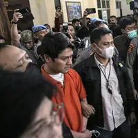 Artis Rizky Billar dihadirkan saat rilis kasus kekerasan dalam rumah tangga (KDRT) terhadap istrinya Lesti Kejora di Mapolres Jakarta, Kamis (13/10/2022). "Penyidik telah menetapkan yang bersangkutan dilakukan penahanan mulai hari ini sampai 20 hari ke depan," kata Kabid Humas Polda Metro Jaya, Kombes Pol Endra Zulpan di kantornya. (Liputan6.com/Faizal Fanani)