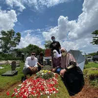 Artis Nyekar ke Makam Rina Gunawan ada Melly Goeslaw, Anto Hoed, Deswita Maharani, Ferry Maryadi dan Hedi Yunus. (Instagram/deswitamaharani80)
