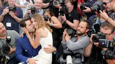 Aktris Ana De Armas berpose bersama Edgar Ramirez dan para fotografer selama sesi pemotretan untuk film "Hands of stone" di Festival Film Cannes ke-69 di Cannes, Prancis, 16 Mei 2016. (REUTERS / Regis Duvignau )