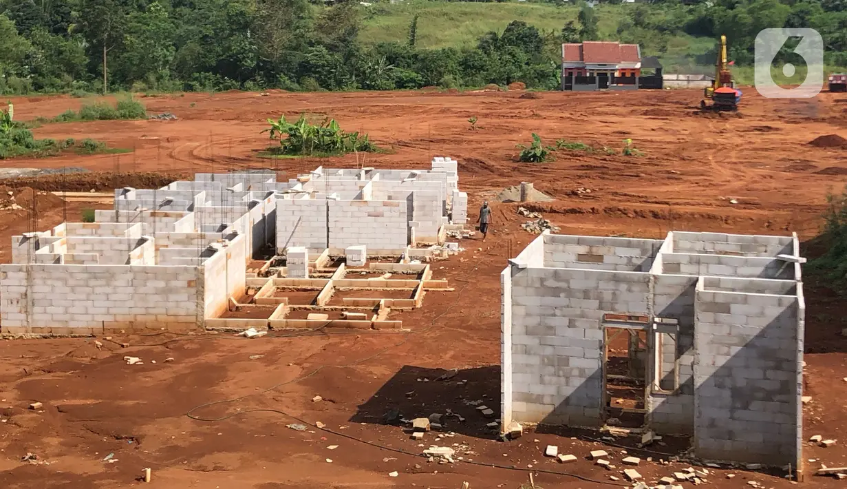 Aktivitas pekerja pembangunan perumahan di kawasan Depok, Jawa Barat, Selasa (7/4/2020). Berdasarkan survey pasar sekunder yang dilakukan oleh IPW pada triwulan pertama-2020, pergerakan harga perumahan di pasar sekunder cenderung melambat akibat penyebaran Covid-19.  (Liputan6.com/Immanuel Antonius)