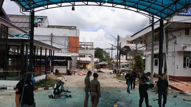 Polisi forensik mengumpulkan bukti di kantor Distrik Sungai Kolok, Provinsi Narathiwat, pada Minggu (9/3/2025) setelah bom dan penembakan pada Sabtu (8/3) malam. (Narathiwat Public Relations Office)