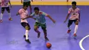 Perebutan bola antara pemain WPK MBU dengan pemain Pinky Boys dalam laga Seri III Grup B Wilayah Timur Pro Futsal League 2016 di GOR 17 Desember, Mataram, NTB, Minggu (13/3/2016). (Bola.com/Arief Bagus)