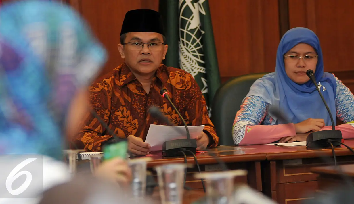 Ketua LKNU, Hisyam Said Budairi (kiri) memberikan keterangan pers di Kantor PBNU, Jakarta, Sabtu (5/3/2016). Hisyam membantah dukungan kepada LGBT melalui kerja sama dengan Global Fund (Liputan6.com/Johan Tallo)