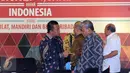 Menpora Imam Nahrawi (kiri) berbincang dengan Ketua Panitia Pelaksana TAFISA World Games 2016, Hayono Isman jelang Rakor bersama Menko PMK, Puan Maharani di Jakarta, Rabu (31/8). Rakor berlangsung tertutup. (Liputan6.com/Helmi Fithriansyah)