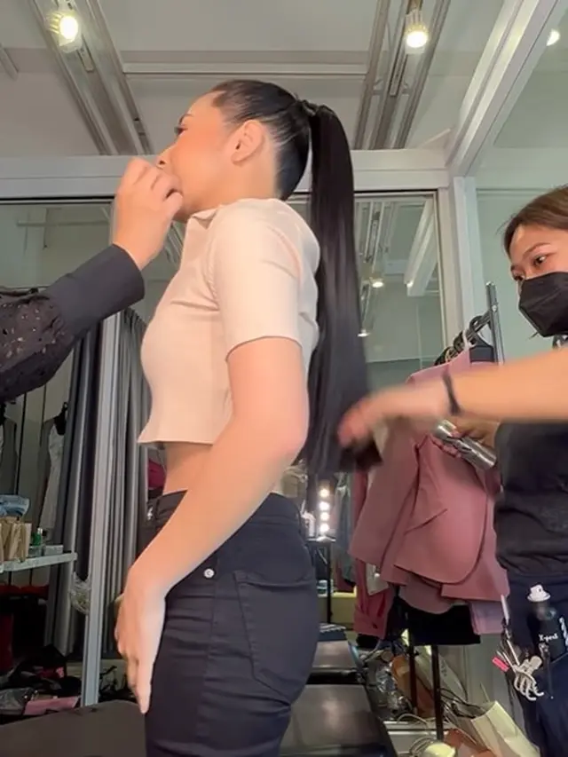 Prilly Latuconsina dan perut rampingnya (Instagram/prillylatuconsina96)