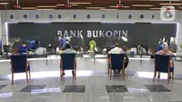 Suasana pelayanan nasabah di kantor pusat Bank Bukopin, Jakarta, Selasa (1/7/2020). PUT V akan digelar melalui penerbitan saham baru dengan memberikan penawaran Hak Memesan Efek Terbatas Terlebih Dahulu (HMETD) alias rights issue kepada pemegang saham. (Liputan6.com/Herman Zakharia)