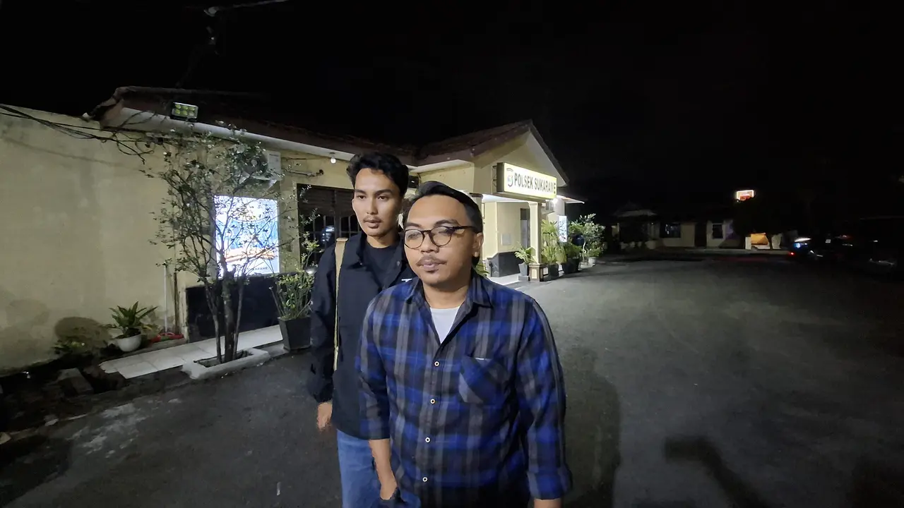 Direktur LBH Bandar Lampung, Prabowo Pamungkas mendampingi kontributor Kompas TV, Teuku Khalid Syah usai menjalani pemeriksaan lanjutan oleh penyidik. (Liputan6.com/Ardi Munthe)