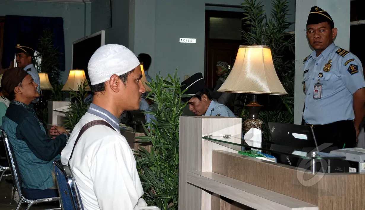 Sejumlah WNI yang dievakuasi dari Yaman saat di data oleh petugas di Lanud Halim Perdanakusuma, Jakarta, Senin (13/4/2015). Pemulangan 91 WNI dari Yaman menggunakan Pesawat Boeing 737-400 milik TNI Angkatan Udara. (Liputan6.com/Yoppy Renato)
