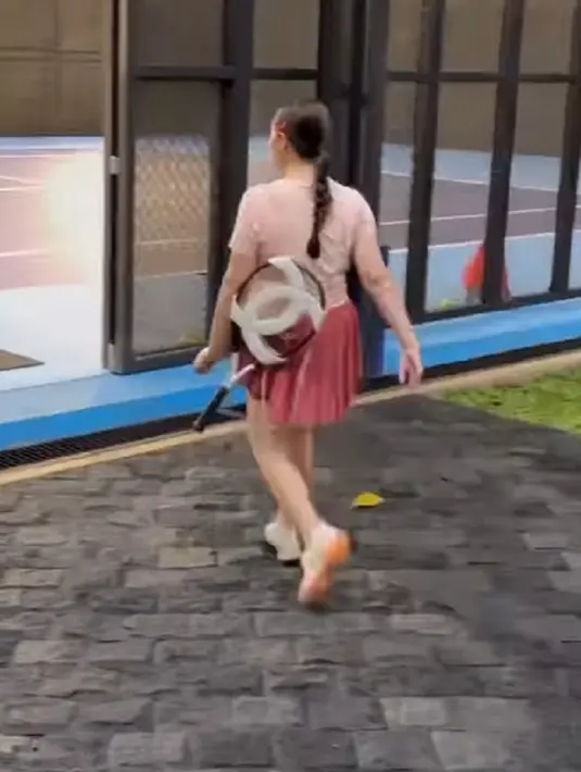 Tak main-main, racket set yang dipamerkan Nagita Slavina berasal dari high end brand ternama Chanel. Foto: Instagram.