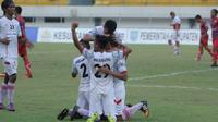Pemain Martapura FC merayakan kemenangan telak atas Persik 4-0 pada babak penyisihan Grup D ISC B di Stadion Demang Lehman Kabupaten Banjar, Jumat (7/10/2016). (Bola.com/Robby Firly)