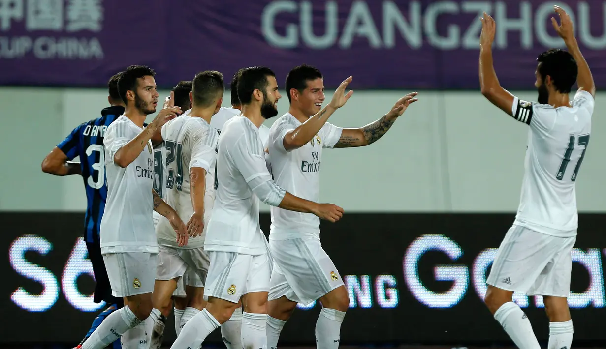 Gelandang Real Madrid James Rodriguez (kedua kanan) merayakan gol penutup bagi Real Madrid di Stadion Tianhe, Cina, Senin, (27/7/2015). Real Madrid menang atas Inter Milan dengan skor 3-0. (REUTERS/Tyrone Siu)