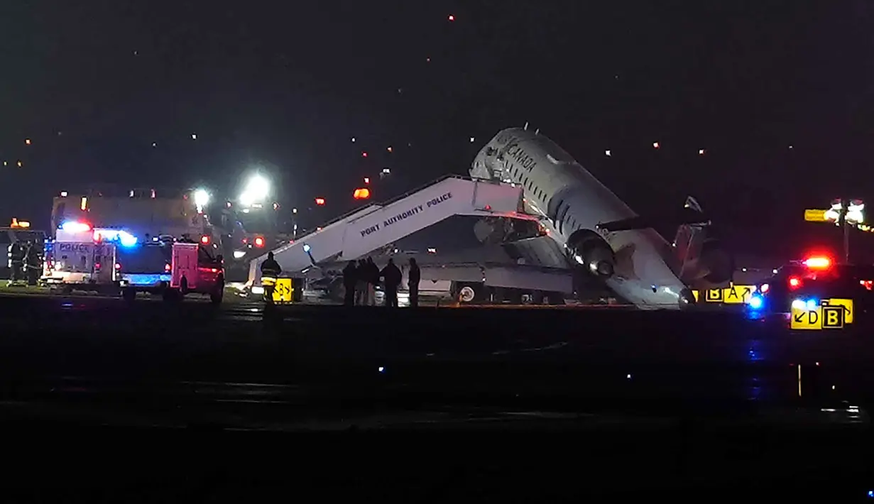 Situasi ini mengganggu operasional di salah satu bandara domestik tersibuk di Amerika Serikat. Tampak dalam foto, sebuah pesawat Air Canada Express terparkir di landasan pacu Bandara LaGuardia, New York, Amerika Serikat, Senin 23 Maret 2026, setelah bertabrakan dengan kendaraan Otoritas Pelabuhan. (AP Photo/Ryan Murphy)