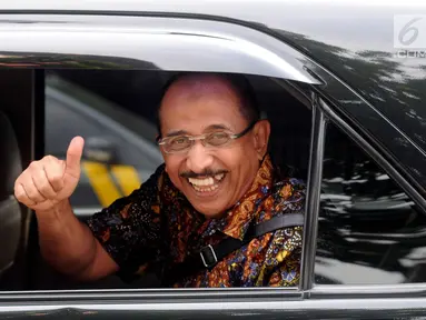 Mantan anggota DPR  Djamal Aziz Attamimi usai bertemu penyidik KPK, Jakarta, Senin (16/4). Djamal rencananya akan diperiksa sebagai saksi tersangka anggota DPR Markus Nari terkait dalam dugaan korupsi proyek pengadaan e-KTP. (Merdeka.com/Dwi Narwoko)