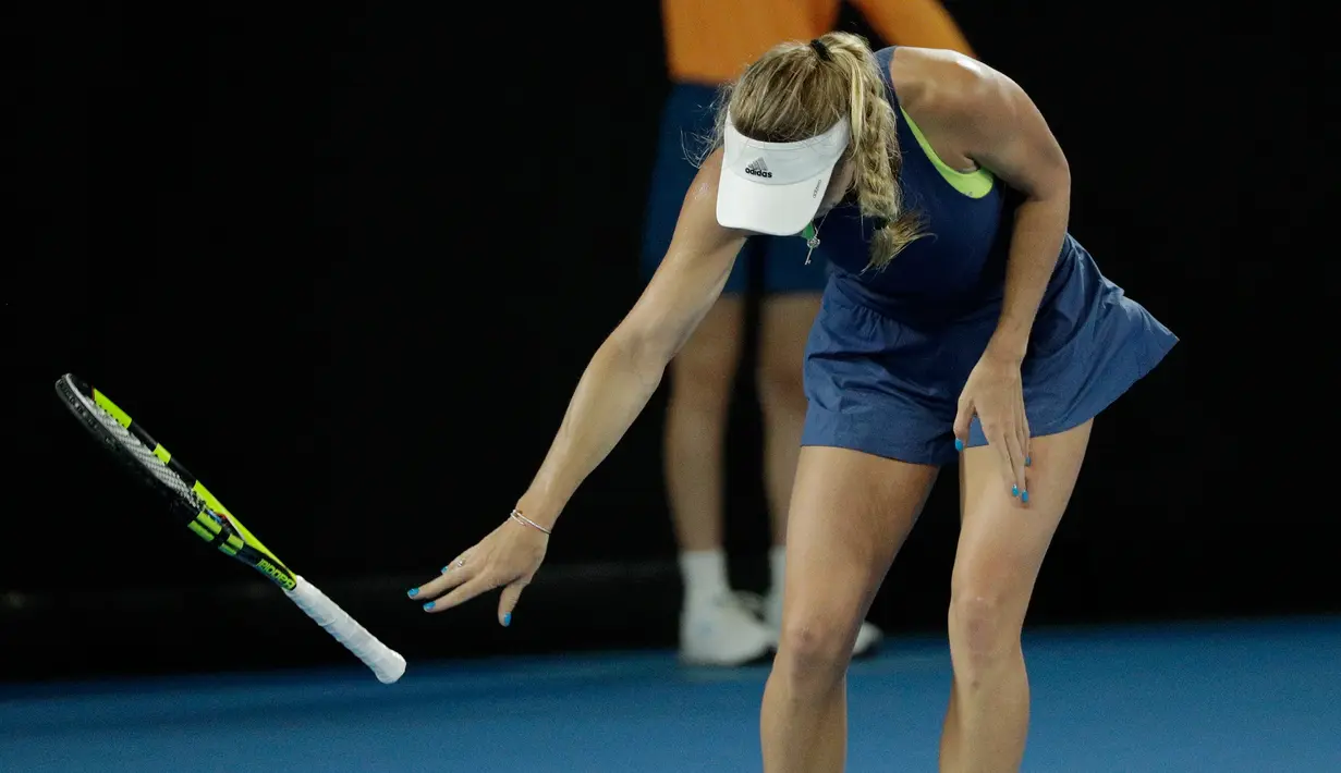 Petenis Denmark, Caroline Wozniacki melempar raketnya ketika melawan petenis Belanda, Kiki Bertend di babak ketiga Australia Terbuka 2018, Jumat (19/1). Wozniacki kecewa dengan keputusan wasit yang membuatnya kehilangan satu poin. (AP/Dita Alangkara)