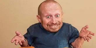Kabar mengejutkan datang dari dunia hiburan Hollywood. Pasalnya aktor mungil yang memerankan Mini-Me di Austin Powers, Verne Troyer meninggal dunia di usia 49 tahun pada Sabtu (21/4/2018). (Foto: instagram.com/vernetroyer)