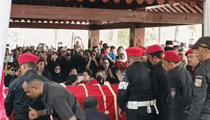 Jenazah Guruh Tiba di TPU Karet Bivak, Megawati Menunggu Samping Pusara