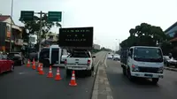 Penutupan jalan menuju Kampung Melayu, Jakarta Timur jelang kedatangan Presiden Jokowi (Liputan6.com/ Ahmad Romadoni)