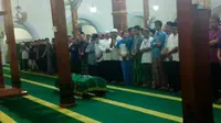 Suasana masjid ketika jenazah kiper Persela Lamongan, Choirul Huda, disalatkan sebelum diantar ke pemakaman, Minggu (15/10/2017) malam. (Istimewa)