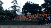 Suasana Alun - alun Kota Batu sebelum wabah Corona Covid-19. Sektor industri pariwisata terutama hotel dan penginapan pilih tutup mencegah risiko (Liputan6.com