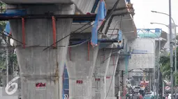 Pembangunan Jalan Layang Non Tol (JLNT) khusus Transjakarta Tendean-Ciledug memasuki pembangunan tahap akhir, Jakarta, Kamis (6/10). Sesuai rencana pembangunan Jalan Layang ini diperkirakan rampung Desember 2016 mendatang. (Liputan6.com/Yoppy Renato)