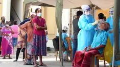 Penduduk setempat menunggu untuk menjalani Tes Cepat Antigen COVID-19 di Wellawatta, Kolombo, Sri Lanka, pada 8 Desember 2020. Jumlah pasien positif COVID-19 di Sri Lanka telah melampaui angka 28.000 pada Selasa (8/12) usai lebih dari 600 pasien terdeteksi pada hari sebelumnya. (Xinhua/Ajith Perera)