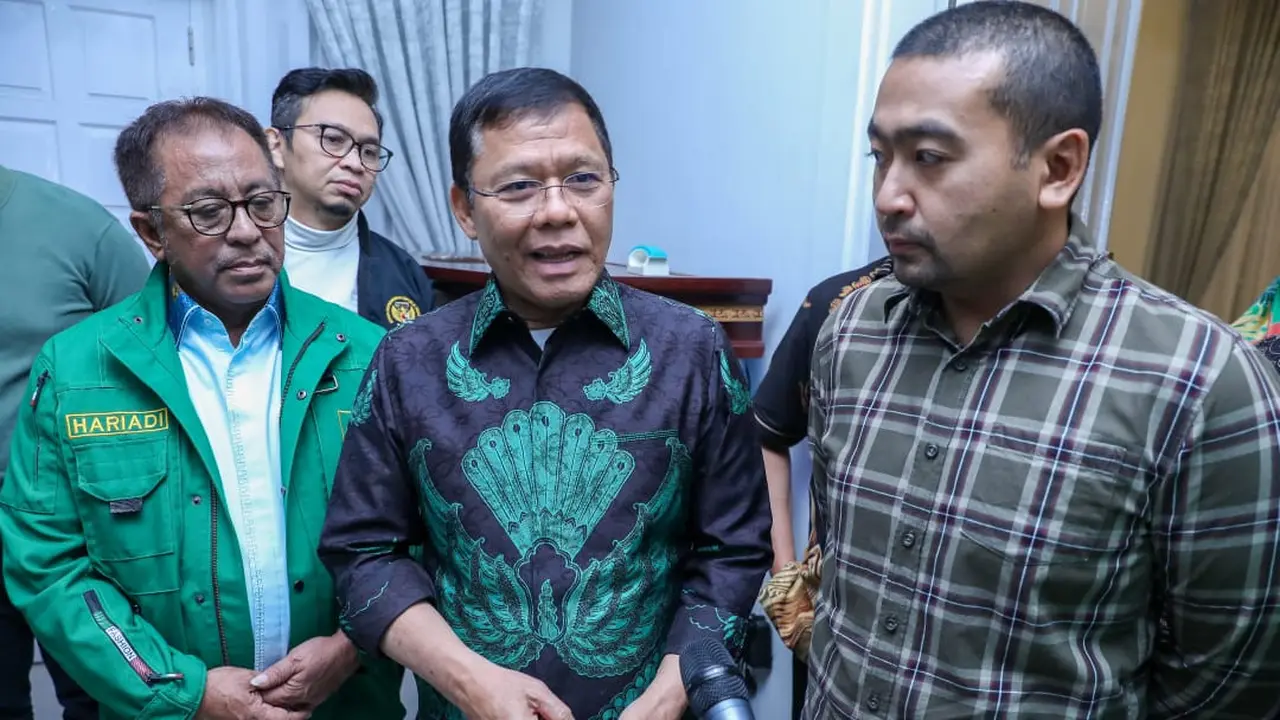 Plt Ketua Umum Partai Persatuan Pembangunan (PPP) Muhamad Mardiono berbincang dengan Wakil Gubernur Sumbar sekaligus Ketua DPP PPP Audy Joinaldy. (Istimewa)