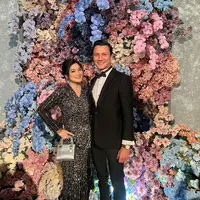 Christian Sugiono sedang santer diisukan selingkuh. Tapi Titi Kamal menepis pemberitaan tersebut dengan cara mengunggaah potret terbarunya berpose bersama sang suami di acara resepsi pernikahan Jessica Mila dan Yakup Hasibuan. Foto: Instagram.