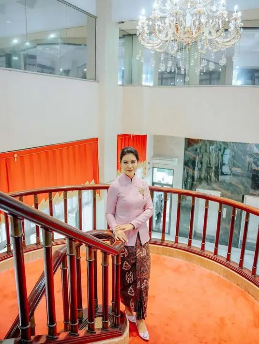 Kahiyang Ayu terlihat memesona mengenakan kebaya janggan berwarna pink dengan sentuhan bros emas di bagian salah satu dadanya, dipadu kain batik cokelat gelap sebagai rok. [Foto: Instagram/ayanggkahiyang]